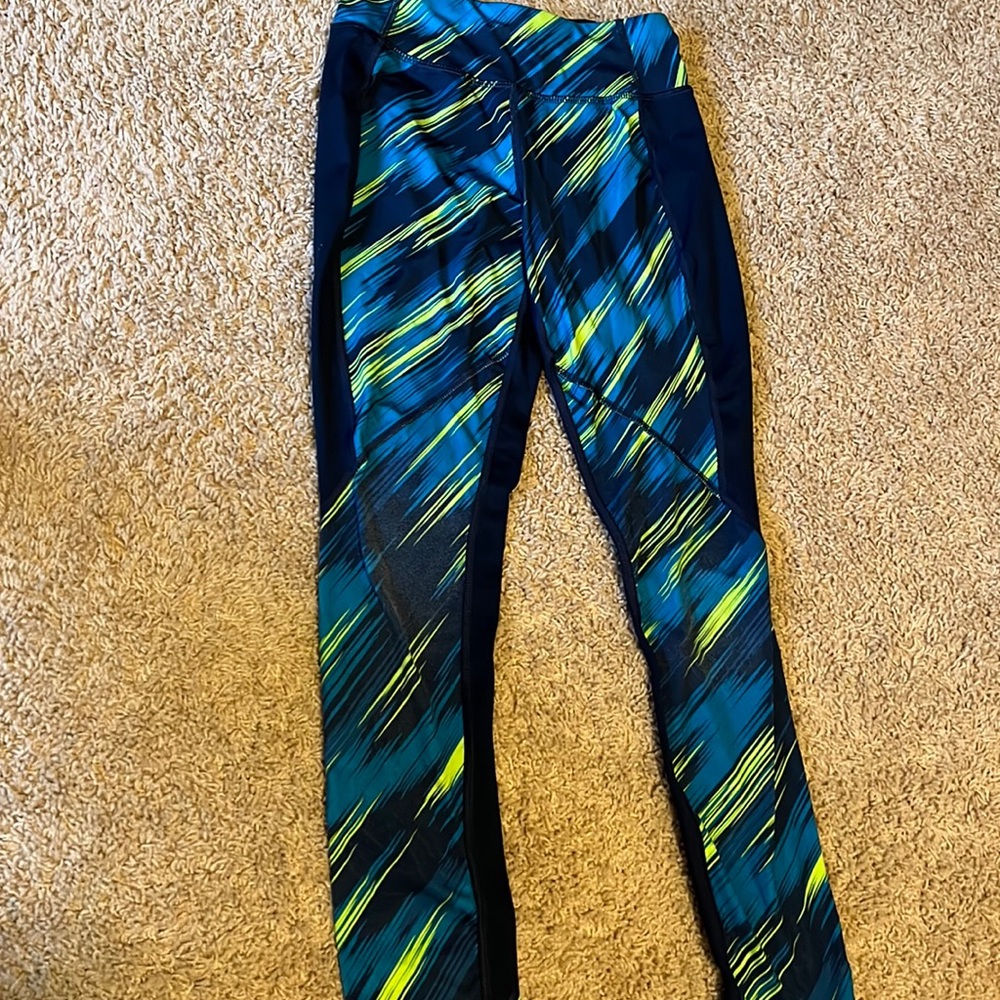Avía girls medium leggings. Piling on knees